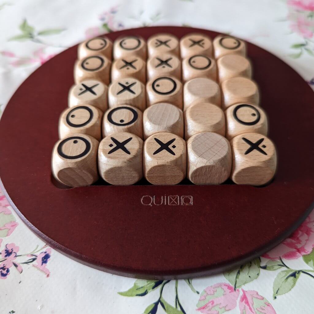 Quixo - get 5 cubes in a row with a matching symbol